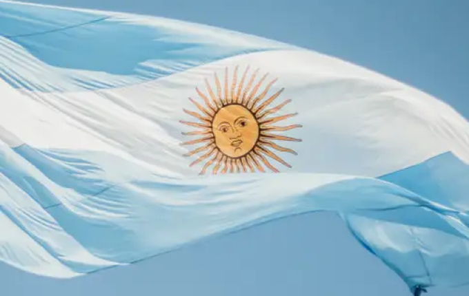 Inflação na Argentina chega a 60,7% em 12 meses, maior valor em 30 anos