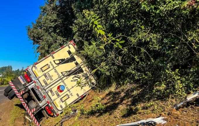 Tombamento de caminhão é registrado na BR-163 em Guaraciaba