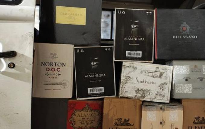 Polícia apreende 300 caixas de vinho contrabandeado em Dionísio Cerqueira