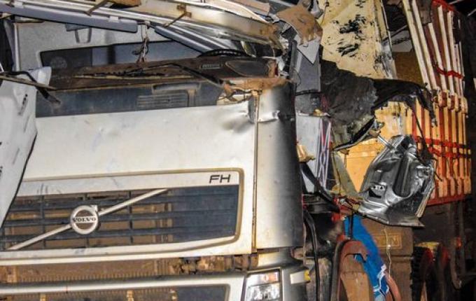 Duas pessoas ficam feridas em colisão envolvendo 2 caminhões