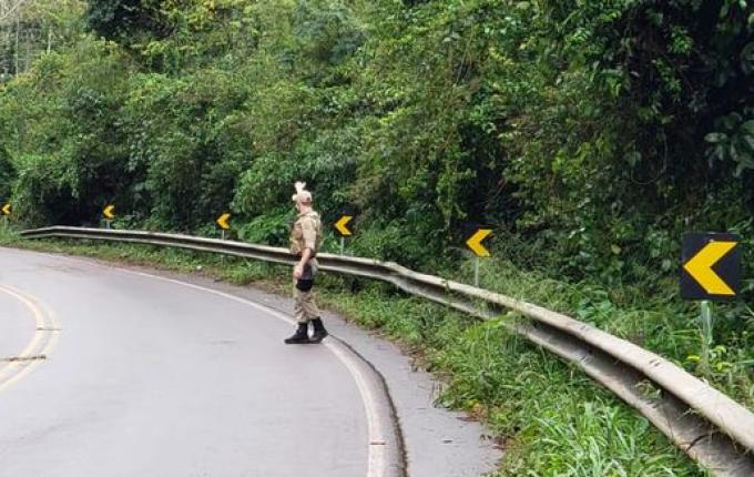 Vídeo: Desmoronamento de pedras é registrado na SC 386 em Mondaí
