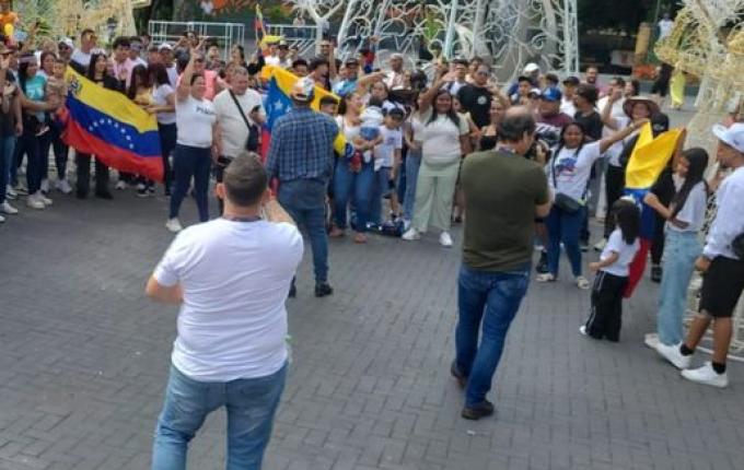 Em Chapecó, venezuelanos comemoram queda de Maduro