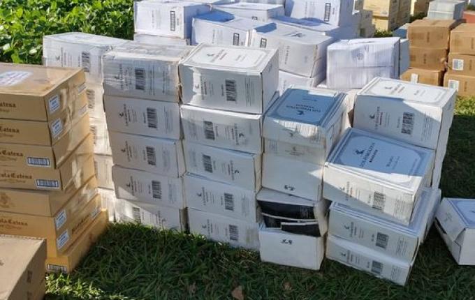 Receita Federal e PM apreendem R$ 345 mil em vinho em depósito