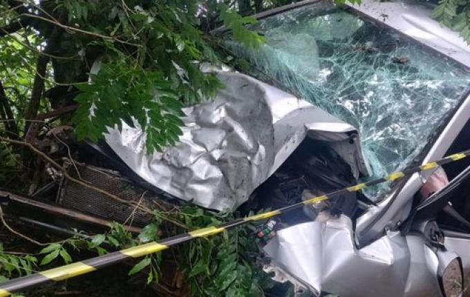 Jovem fica ferido ao colidir carro em árvore na SC-163 em Itapiranga