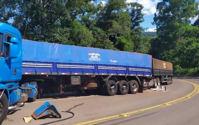 Colisão entre duas carretas deixa trânsito interditado na SC 161, em Romelândia