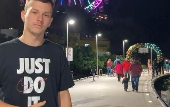 Motoboy morre atropelado por caminhão durante trabalho em SC