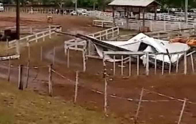 Temporal causa estragos em parque de rodeios no interior do RS