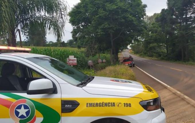 Colisão em árvore deixa condutora com ferimentos leves