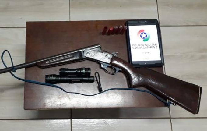 Homem é preso por porte ilegal de arma de fogo de uso permitido