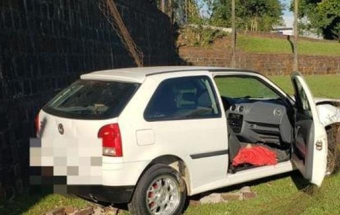Carro sai da pista, cai de muro e para em campo de futebol em Mondaí