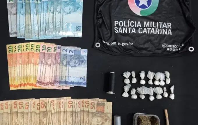 Polícia prende dois suspeitos e apreende drogas e R$ 3,2 mil em SMO