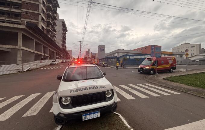 Carro capota em colisão no centro de São Miguel do Oeste