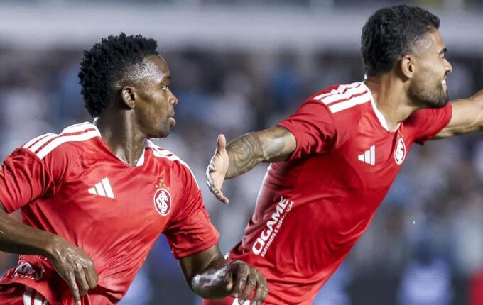 Internacional vence o Santos nos acréscimos e respira no Brasileirão