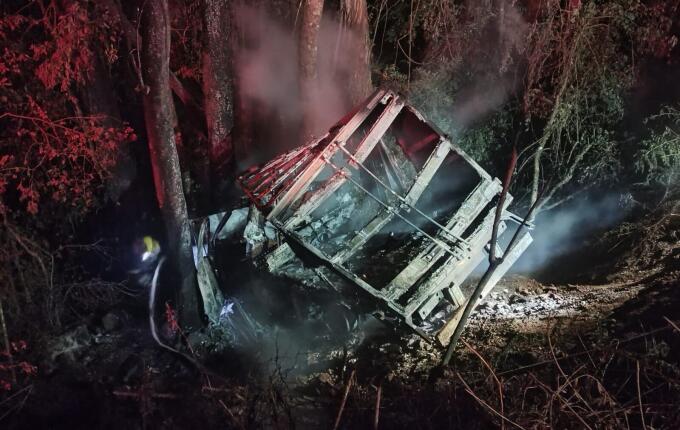 Caminhonete sai da pista, pega fogo e motorista é levado ao hospital em Faxinal dos Guedes