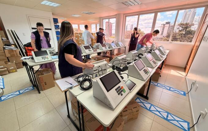 Justiça Eleitoral realiza conferência das urnas eletrônicas em São Miguel do Oeste