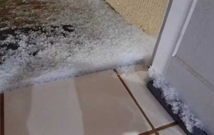 Pedras de granizo cobrem ruas, jardins e atingem casas em cidades de SC