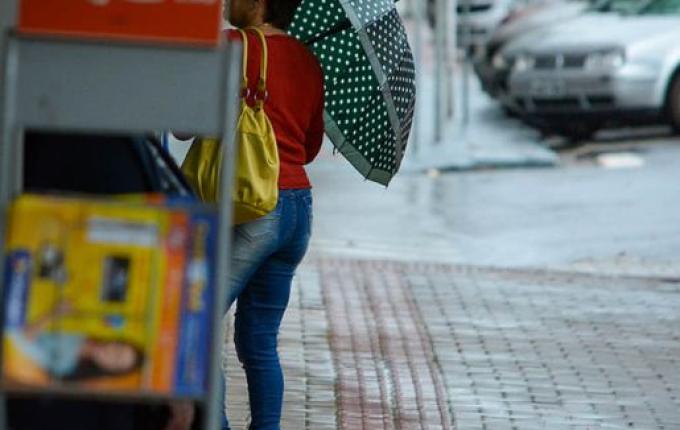 Início da semana tem previsão de pancadas de chuva, raios, ventos e granizo