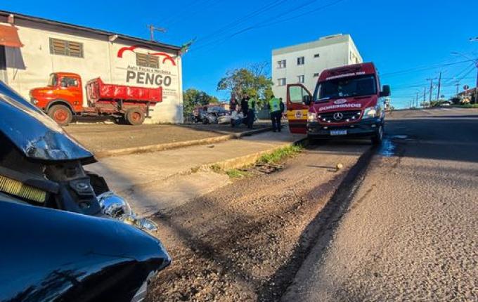 Condutor sai ileso após carro quase se partir ao meio em acidente na Willy Barth