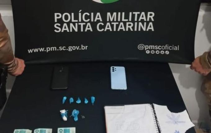 Cão farejador ajuda PM a encontrar drogas e prender trio por tráfico em SMO