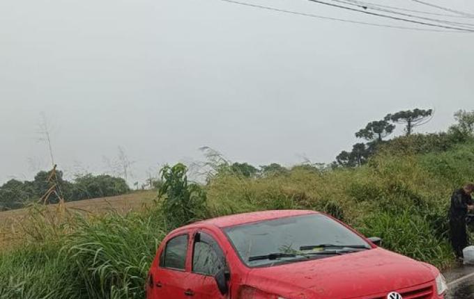 Veículo capota e deixa duas pessoas feridas na SC 163