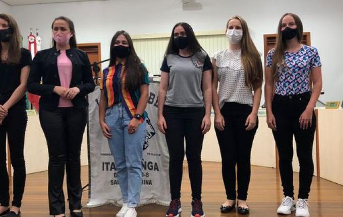 Concurso de oratória premia alunos com bolsas de estudo