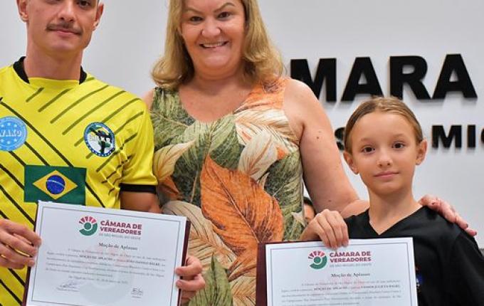 Câmara de São Miguel do Oeste homenageia atletas de destaque no badminton, judô e kickboxing