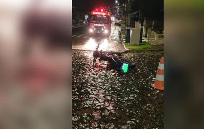 Colisão entre carro e moto deixa dois feridos graves em Guaraciaba