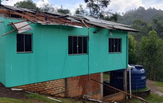 Temporal em Bandeirante deixa pelo menos cinco casas destelhadas, diz prefeito