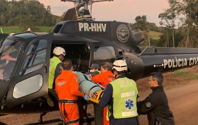 Vítima precisa ser transferida pelo Saer ao cair de árvore