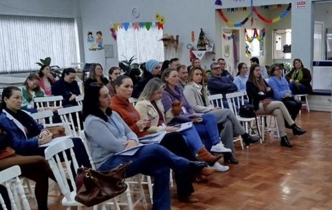 Capacitação prepara profissionais de São José do Cedro para escuta de vítimas de violência