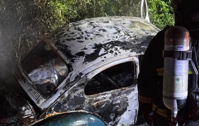 Fusca é destruído por incêndio no interior de Bandeirante
