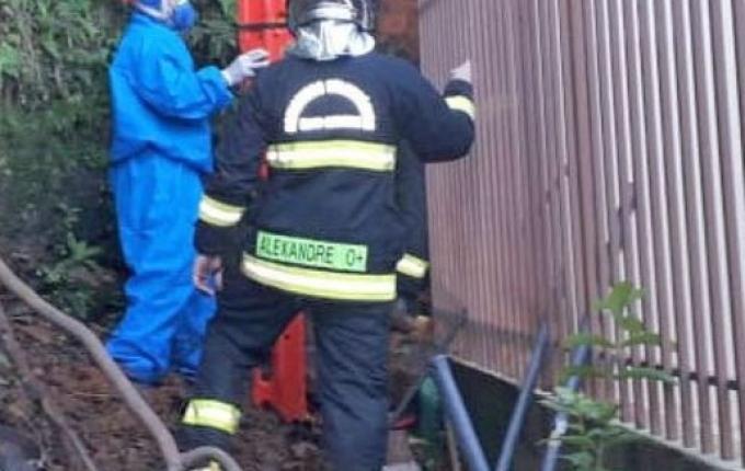 Idoso cai em barranco e fica preso entre pedras e muro durante trabalho