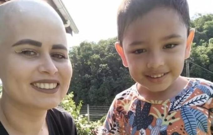 Mãe adotiva de menino assassinado em ataque a creche morre de câncer