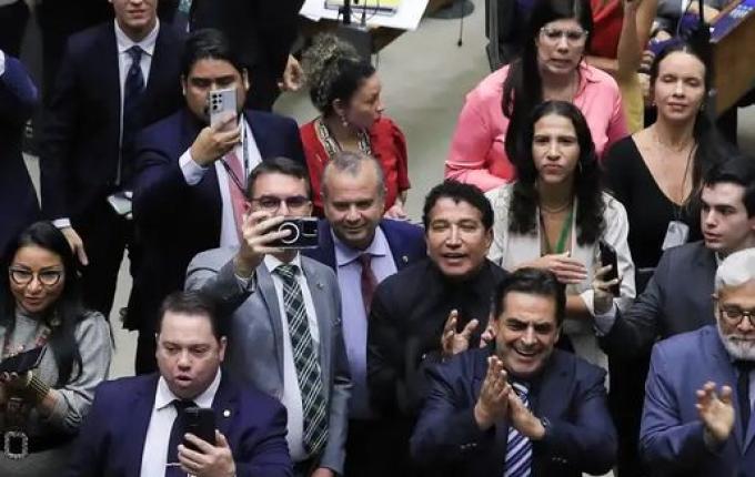 Câmara aprova decreto que reduz exigências para armas de fogo