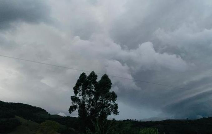 Internauta registra formação de nuvem passando por SMOeste minutos após tornado