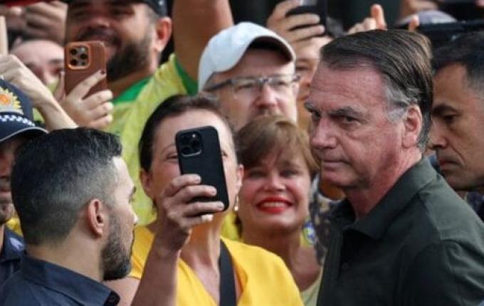 Bolsonaro deixa prisão domiciliar e vai a hospital em Brasília para exames médicos