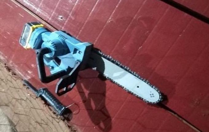 Homem morre após invadir casa com faca e motosserra em Saudades