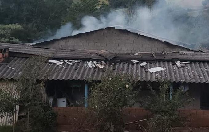 Casa é destruída por incêndio no interior de Guarujá do Sul