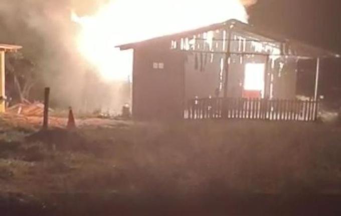 Incêndio destrói casa no interior de Campo Erê nesta madrugada