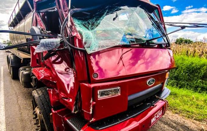 SMO: motorista sai ileso de grave colisão traseira na BR-163