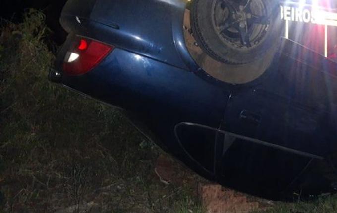 Saída de pista seguida de capotamento deixa homem ferido