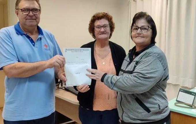 Hospital de Iporã do Oeste recebe contribuição financeira para compra de notebook