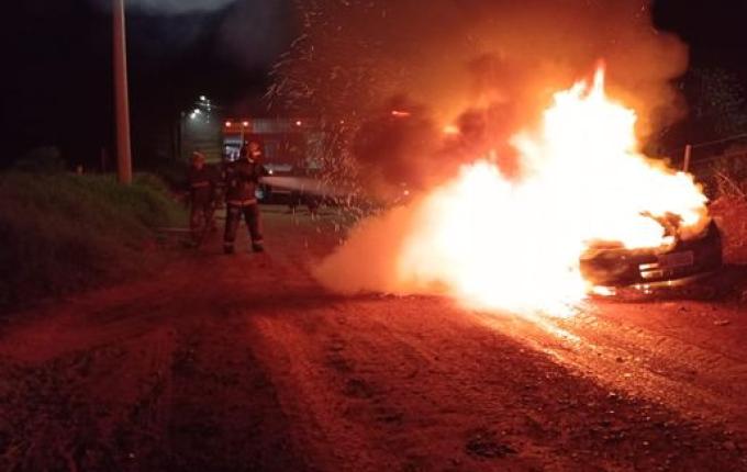 Tentativa de homicídio termina com vítimas graves e veículo incendiado em Campo Erê