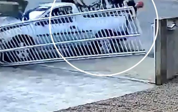 Ciclista é atingido por carro em Rio do Sul; veja o vídeo