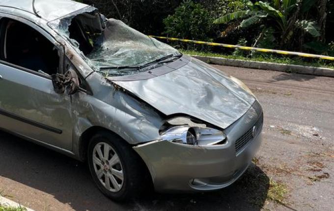 VÍDEO: Condutor perde controle da direção e capota veículo em SMOeste