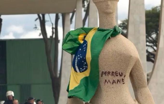 Supremo forma maioria para condenar cabelereira que pichou estátua a 14 anos