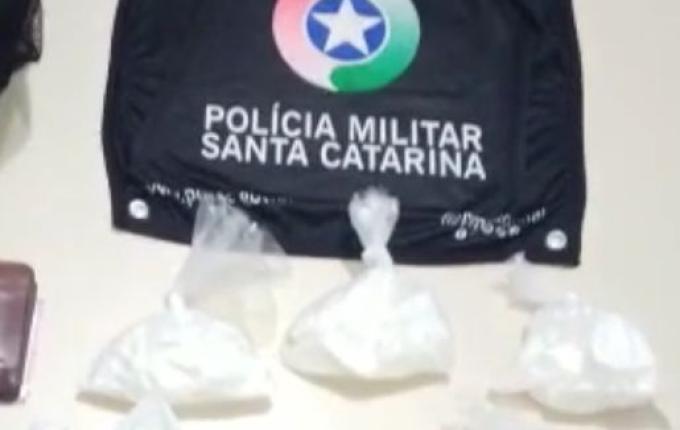 Homem é preso por tráfico na rodoviária de São Miguel do Oeste