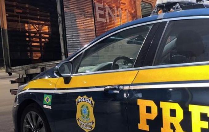 PRF flagra caminhão com placas de SMOeste transportando 1,8 mil garrafas de vinho na BR-282