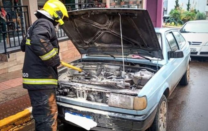 Princípio de incêndio atinge veículo no centro de Iporã do Oeste