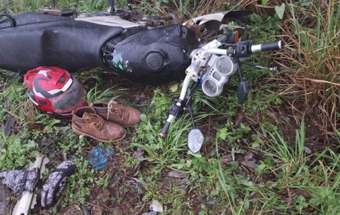 Colisão entre carro e moto deixa motociclista ferido em Anchieta